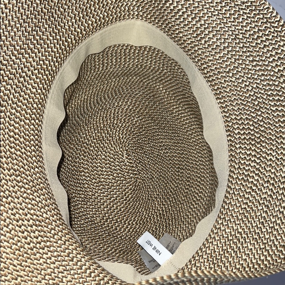 🛍️ 3 for $20 🛍️ - NWOT - Nine West Tan and Cream Woven Hat - Picture 9 of 9